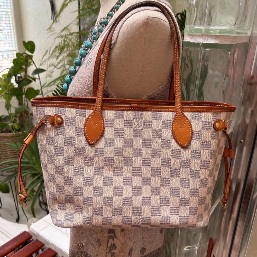 Louis Vuitton petite Neverfull tote-
